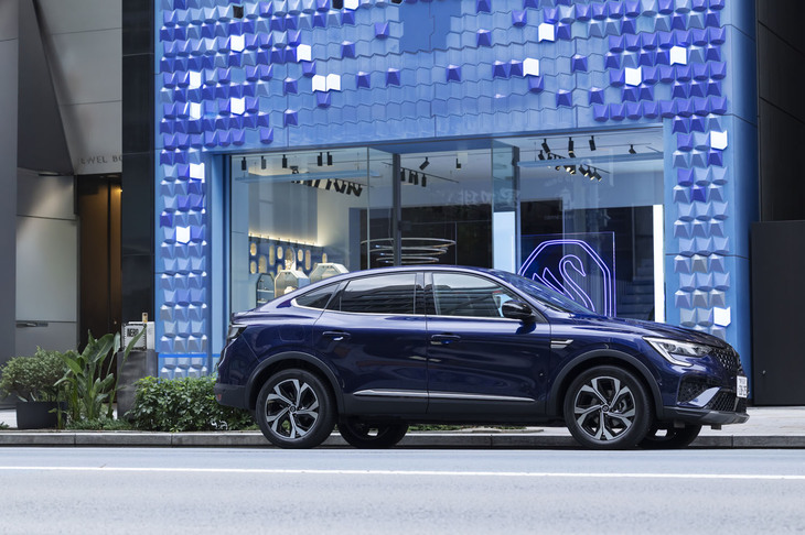 エレガントなクーペの雰囲気と、SUVの力強さを融合させた「アルカナ テクノ」のサイドビュー。パワートレインに従来型からの変更はなく、運転支援機能や快適装備類もそのまま引き継ぎながら、価格は40万円もリーズナブルな459万円に設定された。