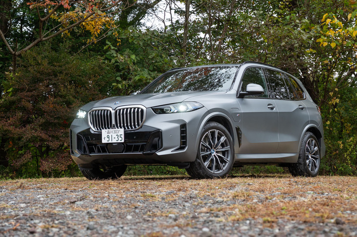 「BMW X5」のビッグマイナーチェンジモデルのデリバリーは2023年7月にスタート。今回の試乗車はプラグインハイブリッドモデルの「xDrive50e Mスポーツ」。