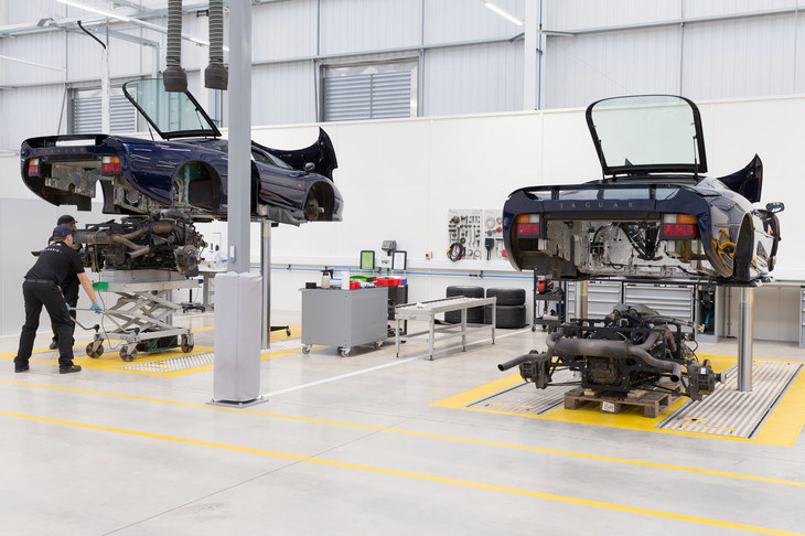 エンジンを下ろされた2台の「XJ220」。