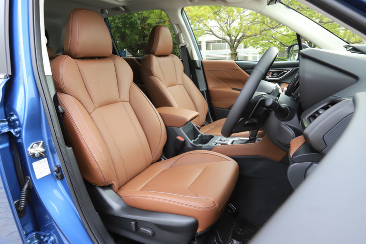 試乗車に採用されていたオプションの本革シート。2.5リッターガソリン車の「プレミアム」にも用意されるオプションだが、「アドバンス」ではブラックだけでなくブラウンも選択可能となっている。