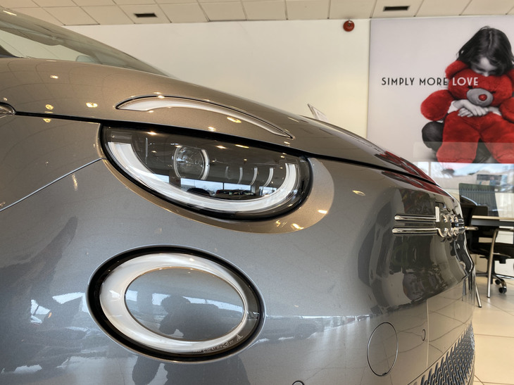 「インフィニティーライト」と名づけられたフルLED前照灯。従来型がつぶらな瞳だとすると、かなり眼光が鋭くなった。