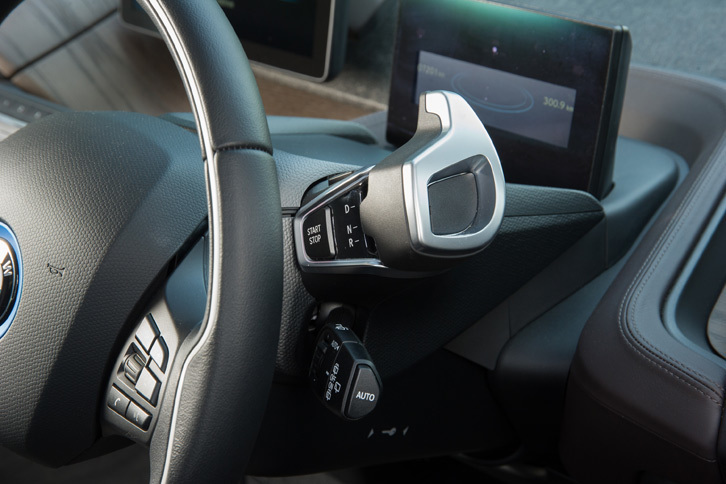 ステアリングコラムに備えられたシフトセレクター。イグニッションのオン／オフ……というか、車両の起動およびシャットダウンも、ここで操作する。