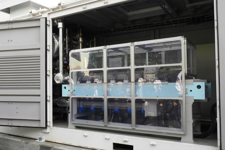 コンテナの内部。白河工場のP2Gシステムでは、井戸水をろ過して得た純水を電気分解。500kWの入力電力で、1時間につき約120立方メートルの水素を生成できる。