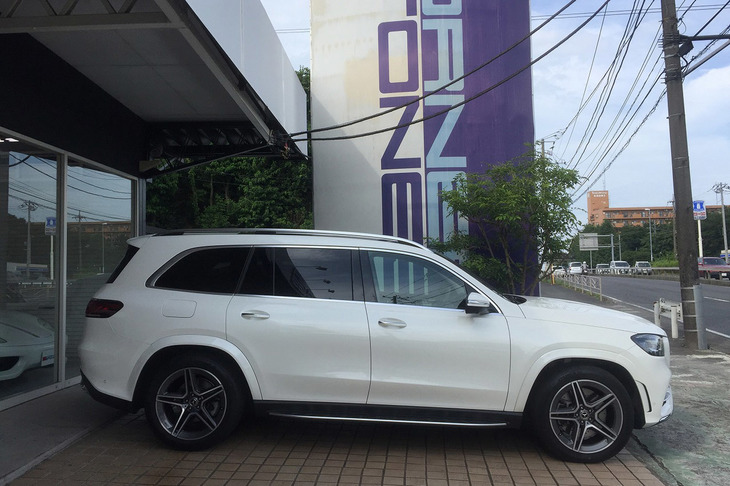 コーナーストーンズ店頭の駐車スペースに「GLS400d」を置いてみた。かなりキチキチである。同社代表の榎本氏をはじめスタッフ全員が「デカいすね～～！」と感嘆するのも当然か。