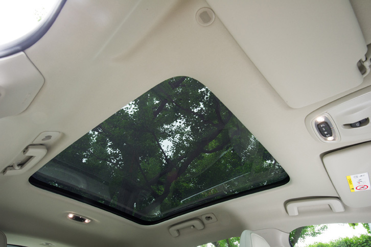 テスト車に装備されていたオプションのパノラマガラスルーフ。「キネティック」以外のグレードで選択できる。