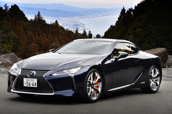 今回、大人気自動車漫画『サーキットの狼』の作者にして元レーシングドライバーの池沢早人師先生が、レクサスのフラッグシップクーペ「LC500h“Sパッケージ”」に試乗。果たしてその印象やいかに。