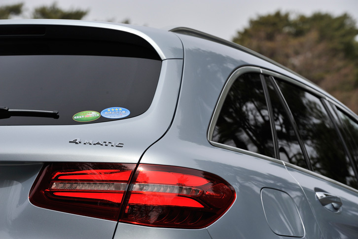 テールゲートに装着された「4MATIC」のバッジ。日本仕様のラインナップはシンプルで、パワーユニットは2リッター直4ガソリンターボエンジンのみ、駆動方式は4WDのみとなっている。