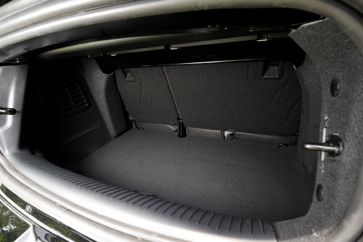 ラゲッジルームの容量は230リッター。開口部が狭いので、大きな荷物の積載は難しい。