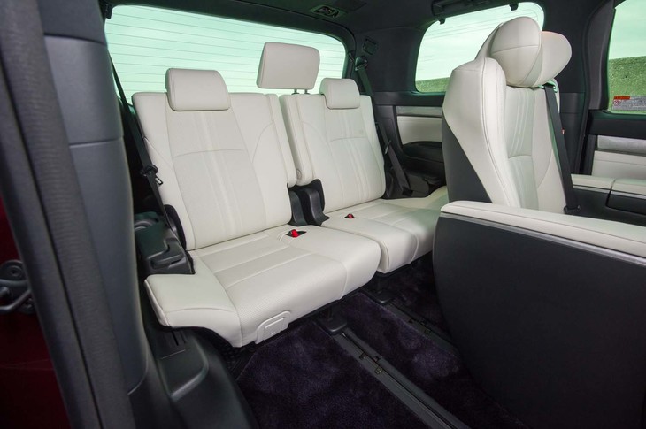 SUVと比べると、3列目シートの広さはミニバンならではのアドバンテージ。大人が日常使用するにも十分。