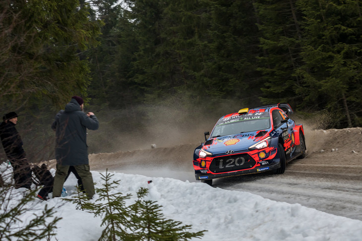 一時は2位につけ、久々の表彰台が期待されたミケルセンだったけど、惜しくも届かず4位。とはいえ、派手な走りでギャラリーには大受けだった。