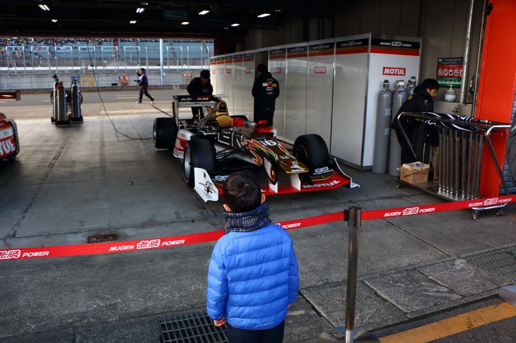 Honda Racing THANKS DAYでは家族連れも多く、子供たちもイベントを楽しんでいた。その中で出会った、スーパーフォーミュラのマシンを熱心に眺める男の子。今後は、熱狂的なファン、いや未来のトップドライバーになるのかも。どちらにしろ将来が楽しみだ。
