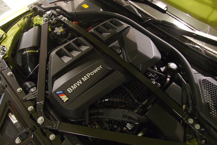 「M4クーペ コンペティション」に搭載される3リッター直6ツインターボエンジンは、最高出力510PS/6250rpm、最大トルク650N・m/2750-5500rpmという実力。ベースグレードよりも最高出力が30PS、最大トルクが100N・m増強されている。