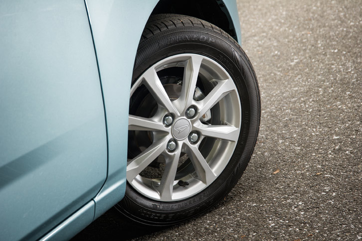 「ミラ イース」のタイヤサイズは上級グレードの「G“SA III”」「X“SA III”」が155/65R14。その他のグレードが155/70R13となる。