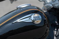 ディテールに見る仕立てのよさも「スーパーメテオ650」の大きな魅力。燃料タンクには、クローム仕上げが美しい新デザインのエンブレムがあしらわれている。