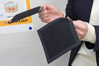 ゴム板を持ち上げてみればご覧のとおり、水に浸したほう（手前）はしんなりと垂れ下がってしまった。なお、水によるゴムの軟化には時間がかかり（2分で約20％柔化）、今後はこの時間も短縮していきたいとのことだった。