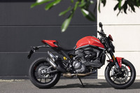 伝統のトレリスフレームを排するなど、車両骨格も全面刷新。車体は剛体となるエンジンにアルミ製のフロントフレームとGFRP（ガラス繊維強化プラスチック）製のリアフレームを組み合わせたもので、軽量に仕上げられている。