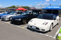 「タイプR」乗りの多くが、足を止めて見入ってしまうであろう「NSX-R」（写真右）。今では、その希少性と投機熱の高まりにより、所有するのが難しい一台となっている。