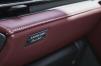 オーダーメイドシステム“Bespoke Build”を適用したグレードは、100台のみの抽選販売となる。写真は、その助手席前方に添えられる専用プレート。