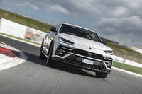 4WD車の「ウルス」だが、走行モードをコルサモードにすると、オーバーステアの特性が強められる。