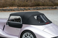 モヘアのソフトトップはブラックが標準で、それとは別に6種類の有償色も設定。オプションで、19.7kgの軽量なカーボンコンポジット製ハードトップも用意される。