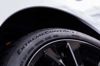 サイドウォールで主張する「EXTREMECONTACT DWS06 PLUS」のロゴ。ドレスアップ派も満足の仕上がりだ。