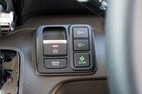 電動式パーキングブレーキのスイッチはシフトセレクターの右側。オートホールド機能も付いた。