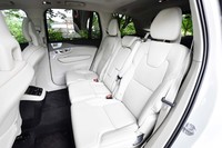 3人掛けの2列目シートは前後スライド機構付き。「XC90 B6 AWDインスクリプション」のものは上質なファインナッパレザーで仕立てられている。