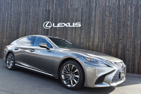 
	2017年10月に国内販売がスタートした新型「レクサスLS」。ラインナップはハイブリッド車「LS500h」とターボ車「LS500」の2車種に大きく分かれ、それぞれに仕様・装備の異なる5グレードがラインナップされる。
	