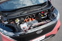 駆動用モーターは、64PSという最高出力は一般的な軽ターボ車と同等だが、最大トルクは約2倍の195N・mを発生。力強くスムーズな加速を実現する。