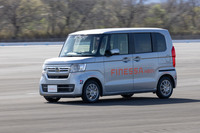 「フィネッサHB01」と「エコピアNH200C」をそれぞれ「ホンダN-BOX」に装着。総合路のドライ路面においてスラロームやレーンチェンジ、突起の乗り越しなどを行い、ハンドリングの印象や乗り心地の違いなどをチェックした。