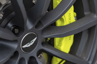 20インチの鍛造アルミホイール。その奥には、鮮やかなカラーリングのブレーキキャリパーが顔をのぞかせる。