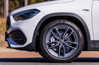 今回の試乗車は「AMG 5ツインスポーク」ホイールに、235/50R19サイズの「ピレリPゼロ」タイヤが組み合わされていた。
