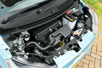 パワープラントは、「KF」型の0.66リッター自然吸気直3エンジンとCVTの組み合わせ。オルタネーターベルトの低フリクション化によってフリクションロスの低減が図られている。