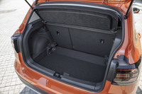 後部座席を使用する通常時の荷室容量は385リッターで、後席を前にスライドさせた場合は455リッターとなる。床面は2段階に高さが調整できるようになっており、写真はフロアボードを外した状態のもの。