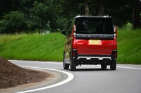 「デリカミニ」は全車がマイルドハイブリッド。加速時にモーターがエンジンをアシストし、17.5km/リッター～20.9km/リッターのWLTCモード燃費を実現している。