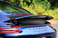 車速に応じて立ち上がるリアウイング。その下に添えられる車名のロゴは、ブラックに塗装されている。