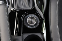 電子制御多板クラッチを用いたアクティブトルクスプリット4WDシステムを採用。制御モードは、前後輪のトルク配分が60：40の「NORMAL」、50：50の「GRAVEL」、60：40～30：70の間で自動可変する「TRACK」の3種類から選択できる。