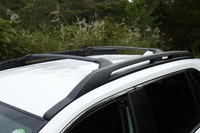 ブリッジ型のルーフレールと専用クロスバーも、このモデルならではのアイテムのひとつ。