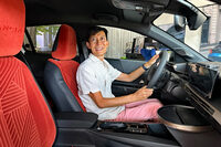 着座したところ。身長166cmの筆者にはヘッドルームも十分。