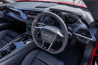 「RS e-tron GT」のインテリアは、最新のアウディ車に共通するデザインテイストで構築されている。音声によるオンラインサーチ機能やパーソナライゼーション機能が備わるインフォテインメントシステム「MMIナビゲーションプラス」を標準で装備している。