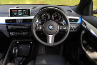 コックピット周辺はほかのBMW車と同様、センターコンソールの向きをドライバー寄りにするなど、ドライバーの操作性が優先されている。