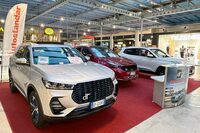 2025年1月にトリノで展開されていたDR車展示。場所はフィアットの旧リンゴット工場を改装したショッピングモールである。なんとも時代を象徴する光景だ。