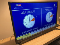 筆者が購入したシャープ製スマートTV。スピーカーのクオリティーは、サウンドバー並みによかったのだが……。映っているのは、夏時間から冬時間への切り替えを促すテレビ放送。