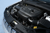マイナーチェンジ以降の最新型「グランドチェロキー サミット」には、従来の5.7リッターV8 OHVユニットに替えて、3.6リッターV6 DOHCエンジンが搭載される。