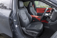 シート表皮は「スポーツレザー」と呼ばれる本革。助手席にハイトコントロール機能が付かないのはなぜだろうか。