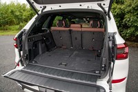 倒した3列目シートが床下に収納されるのがスマートだ。この状態での荷室容量は650リッター。