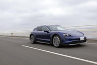 公表されている最高速は220km/h。WLTPモードでの航続可能距離は389～456kmとされている。