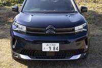 「さらに精悍（せいかん）なSUVスタイル」とうたわれるフロントマスク。センターのダブルシェブロンからヘッドランプにつながっていたクロームパーツがなくなり、ダブルシェブロンがよりくっきりと見えるようになった。