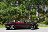 クーペボディーの「ベントレー・コンチネンタルGT」に続き、そのオープンバージョンも日本上陸を果たしました。グランドツアラーで新緑の八ヶ岳を駆け抜けます。（photo；北畠主税）