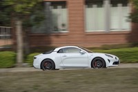 最高出力292PSの1.8リッター直4ターボエンジンをリアミドに搭載する。0-100km/h加速のタイムは4.4秒で、最高速は260km/h（リミッター作動）。